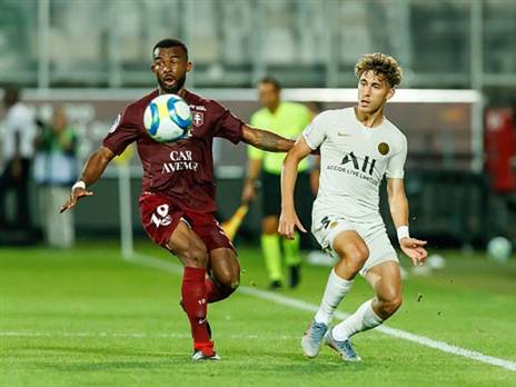 אדיל אאושיש. נהפך לשחקן הצעיר ביותר בתולדות פ.ס.ז' שפתח בהרכב