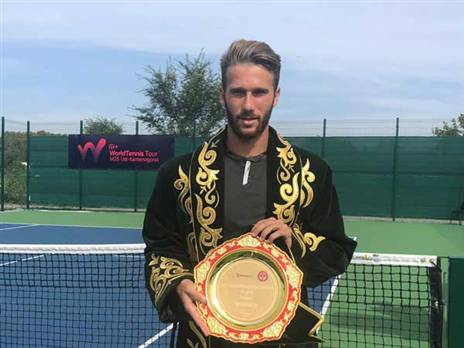 לשם עם הצלחת בקזחסטן (צילום פרטי)