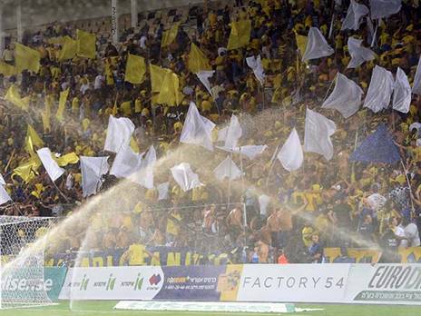 הספיקו לאכול פאלפל לפני. אוהדי מכבי (ברני ארדוב)