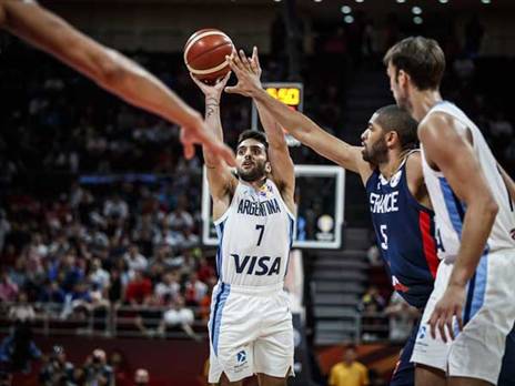 קמפאסו, שלשה עם הבאזר בסוף הרבע השני (FIBA)