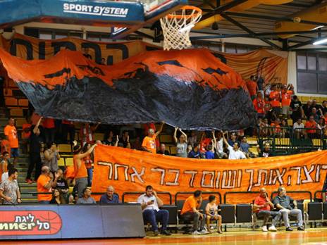 הקהל הכתום שידרג את עצמו בכמות, באיכות ובתפאורה (לירון מולדובן)