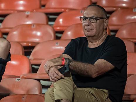 גאה ומאוכזב גם יחד. אשר אלון (עודד קרני)