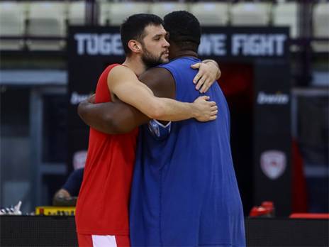 סופו והחיבוק מפאפאניקולאו (אולימפיאקוס, רשמי)