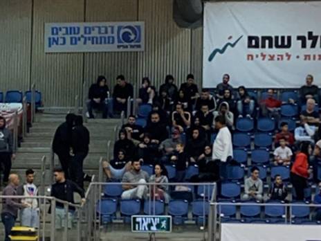 אוהדי ב"ש לבושים שחורים