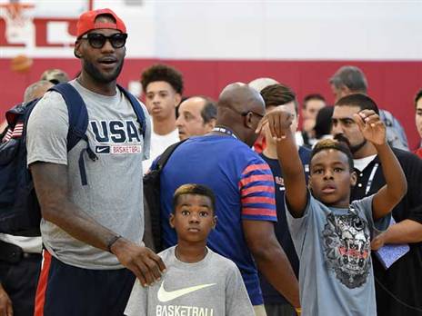 לברון עם הילדים. מעריצים את מוראנט (Getty)