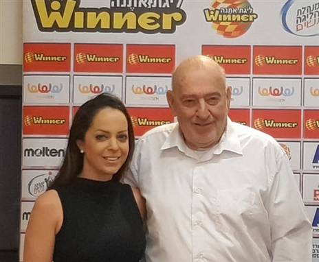 קניסטר יחד עם יו"ר האיגוד הלוי (באדיבות איגוד הכדורסל)