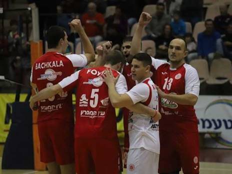 שחקני מטה אשר חוגגים עוד ניצחון (צילום: אמיר ירחי)