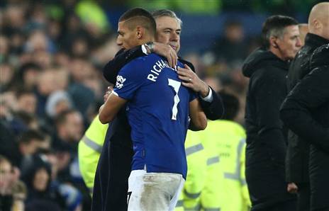 אנצ'לוטי עם רישארליסון. שווה קבוצת צמרת באנגליה (Getty)