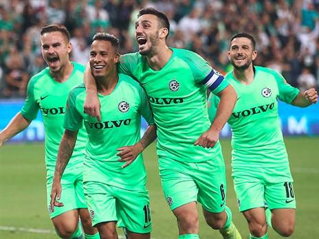 פתאום, הופיעה המילה "אליפות". הירוקים חוגגים מול בית"ר (צילום: אלן שיבר)