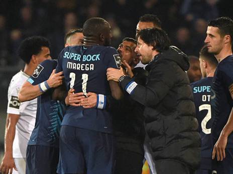 שחקני שתי הקבוצות והמאמן קונססאו מנסים לשכנע את מארגה להישאר (getty)