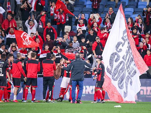 מקווים לחגוג גם בסוף הערב. שחקני ואוהדי הפועל חיפה (צילום: מאור אלקסלסי)