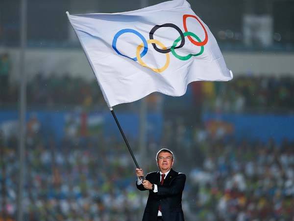 הדגל האולימפי יירד לחצי התורן? (Getty)