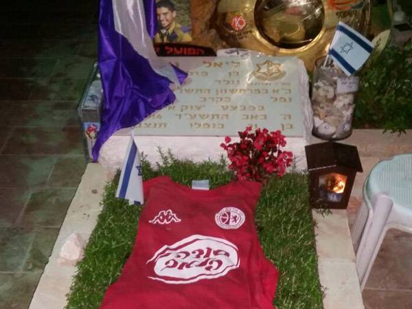 צלחת האליפות והגופיה על קברו של גדעוני ז"ל