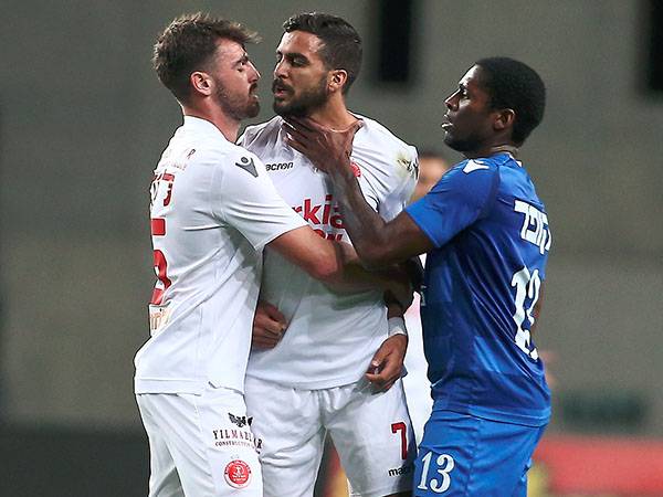 "רקדו לנו על הדם". שחקני הפועל (צילום: אלן שיבר)