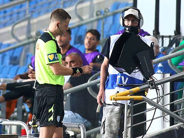 פריד בזמן בדיקת ה-VAR. אבוקסיס ייענש? (אלן שיבר)