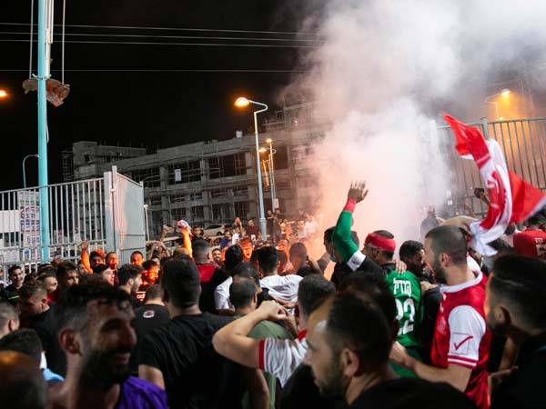 השחקנים חגגו עם האוהדים, שפרצו למגרש (מאור אלקסלסי)