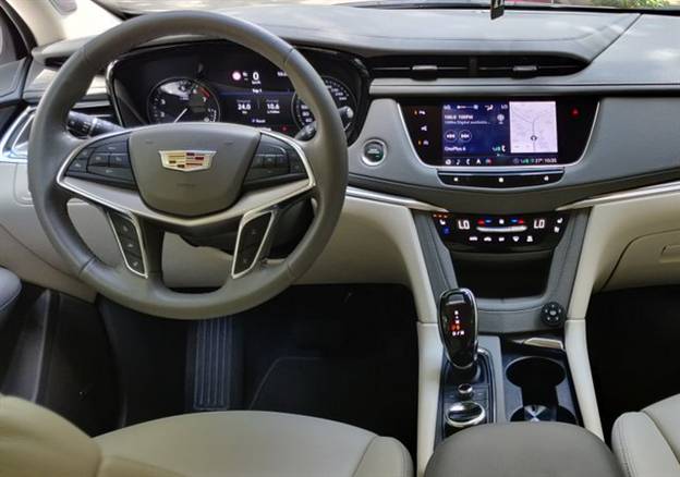 המופע המרכזי. סביבת הנהג אינה שופעת תחכום כמו בפורום הגרמני, אבל הביצוע באיכות גבוהה והנגישות מצוינת. מערכת המדיה טובה מאוד גם על גבי צג קטן. גלגל ההגה כולל מתגים ברורים נוחים להפעלה. תצוגה עלית מפחיתה את הסיכון להיסח הדעת