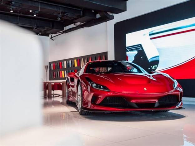 כבר באולם התצוגה בישראל (צילום: שחף שי)