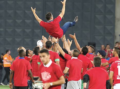 שותף להיסטוריה. בכר ושחקני ב"ש (צילום: אלן שיבר)