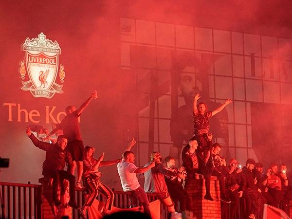 הנחיות בידוד? אוהדי ליברפול חגגו מחוץ לאנפילד (GETTY)
