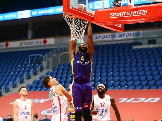 ג'ונסון. שיא קריירה לא הספיק מול האקסית (מנהלת הליגה)