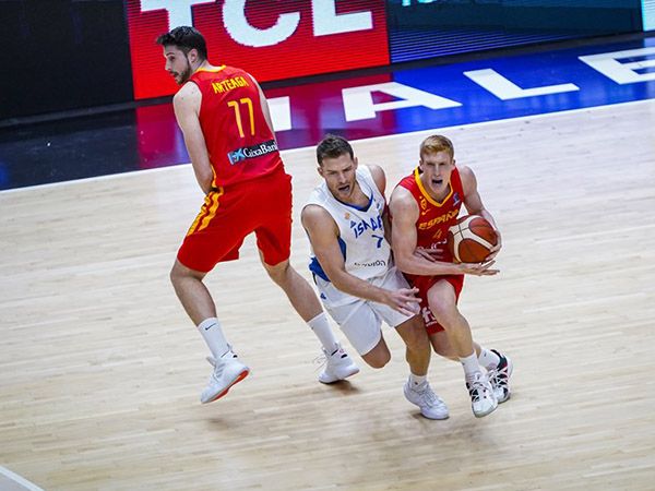 מקל מתקשה נגד חבריו (FIBA)