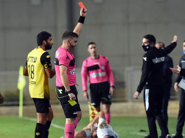 שחוביץ' קיבל אדום (ברני ארדוב)