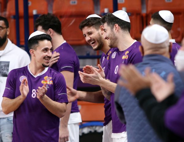 שחקני נהריה. החיוכים לא נשמרו בסיום (מנהלת הליגה, לילך וייס)