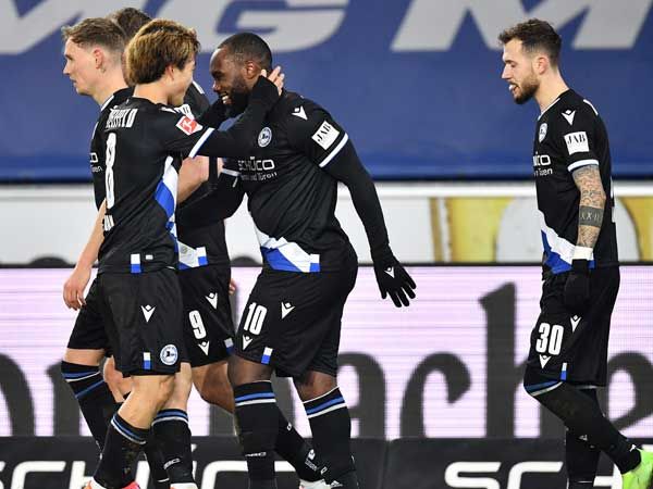 ברחו מהקו האדום. שחקני בילפלד חוגגים (Getty)