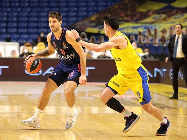 לפרוביטולה בהיכל. האם מי משחקני מכבי נדבק גם כן? (אלן שיבר)