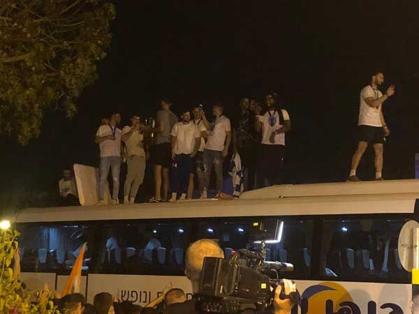 חגיגות אדירות בכיכר העירייה