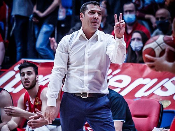 יונתן אלון. חיזוק ראשון אחרי עזיבת הזרים (עודד קרני)