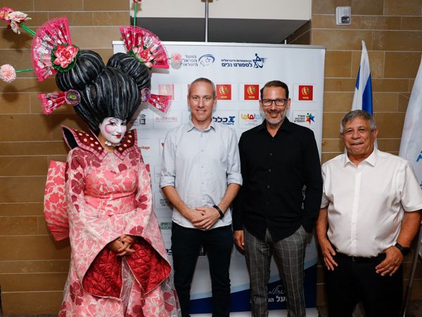 סספורטס, אוברקוביץ' וטרופר (צילום: אביב גוטליב)