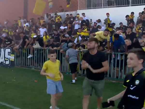 אוהדי נתניה פרצו לכר הדשא