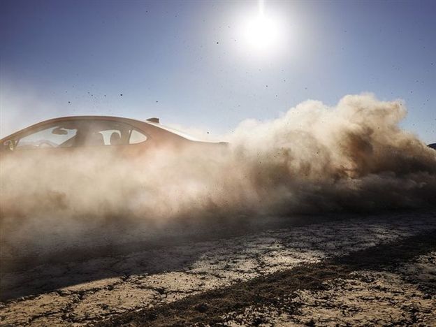 ענני אבק נסחפים אחרי האימפרזה WRX החדשה