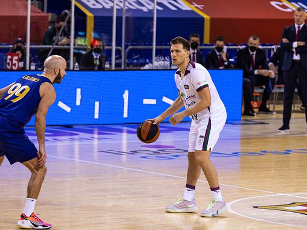 "התכנית היתה להישאר בחו"ל". מקל במדי מלאגה (getty)