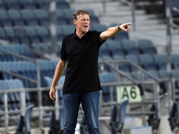 קומאן, רתח על השחקנים (ברני ארדוב)