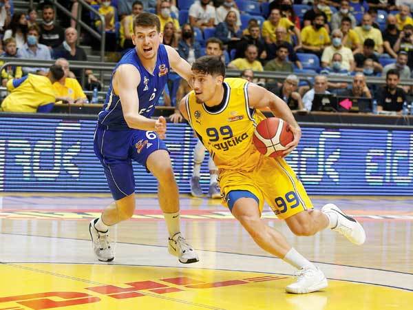 יפתח זיו. משתלב היטב בצהוב (אלן שיבר)