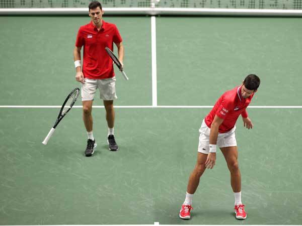 ג'וקוביץ' וקאסיץ'. כפי שהבחנתם, המחבט של המדורג ראשון לא תמיד נותר בידיו (GETTY)