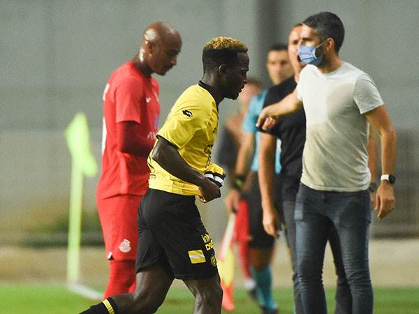 בכה והתנצל (ברני ארדוב)