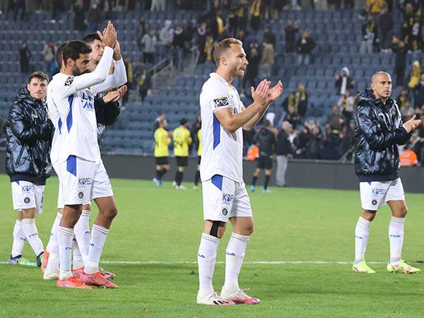 שחקני מכבי תל אביב חוגגים בסיום (דני מרון)