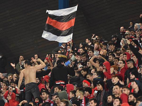 "איך אפשר להסתכל על האוהדים?" (צילום: ברני ארדוב)