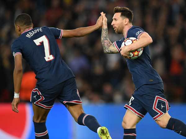 אמבפה וליאו מסי. הצרפתי נהנה מכל רגע עם "הפרעוש" (GETTY)