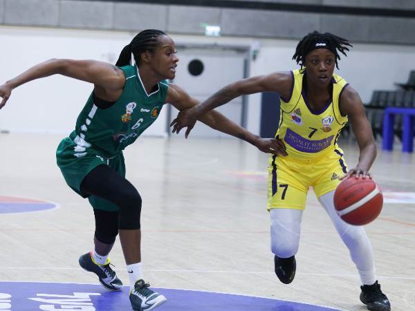 אלכסיס ג'ונס מנסה להגיע לסל (באדיבות מנהלת ליגת העל לנשים בכדורסל)