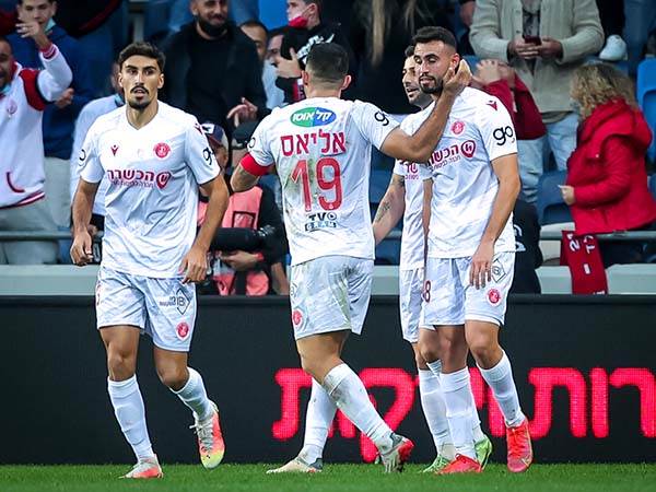 שחקני הפועל תל אביב חוגגים. אחת הלוהטות בליגה (מאור אלקסלסי)