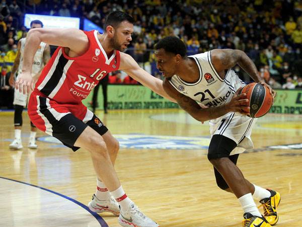 ג'יימס נאנלי. מצא את עצמו בחמישייה (אלן שיבר)