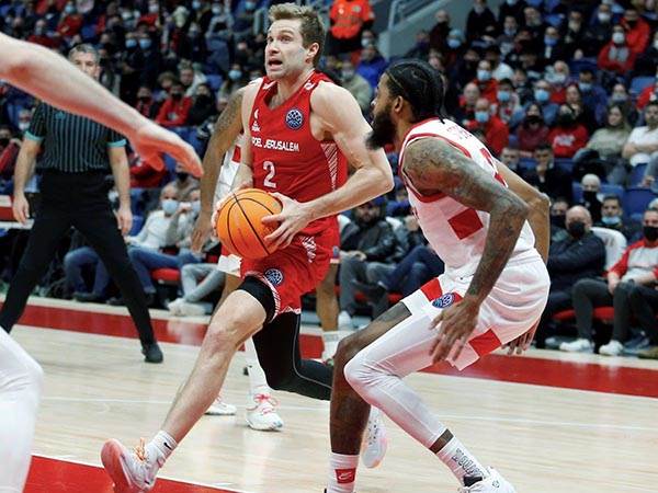 האדומים התעוררו ברבע השני (אלן שיבר)