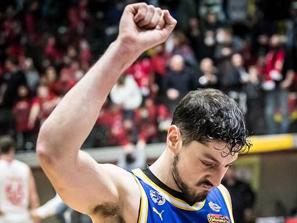 משחק נהדר שלו. זיו (עודד קרני)