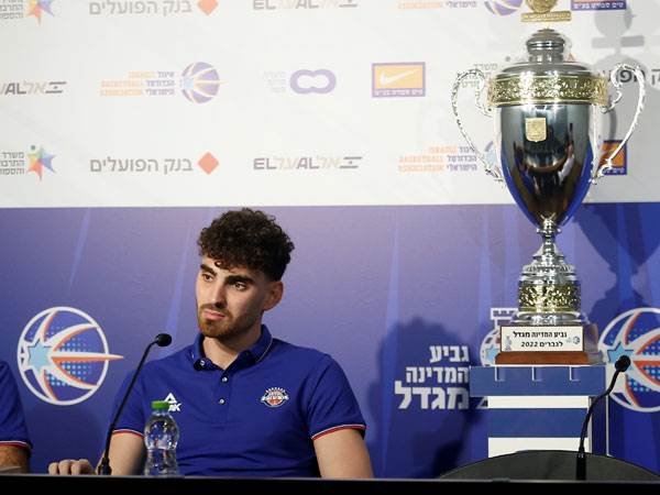 יאיר קרביץ והגביע. מי יניף? (אלן שיבר)