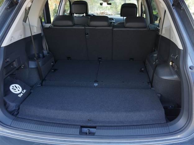 בקיפול שורה 3 נפער חלל אחסון גדול ורחב